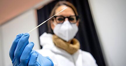 Fehlende Schutzausrüstung kann dazu führen, dass Teststationen dicht machen müssen. Die richtige Anwendung hingegen prüft in Heilbronn kaum jemand − in der Landeshauptstadt schon.
Foto: dpa Fehlende Schutzausrüstung kann dazu führen, dass Teststationen dicht machen müssen. Die richtige Anwendung hingegen prüft in Heilbronn kaum jemand − in der Landeshauptstadt schon.
Foto: dpa