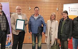 Torsten Kunkel (Zweiter von links) nimmt die Unterschriften von (v. l.) Marc Steiner, Jörg Holdt, Bianka Grolig, Wolfgang Thoma und Thomas Löchner entgegen. Torsten Kunkel (Zweiter von links) nimmt die Unterschriften von (v. l.) Marc Steiner, Jörg Holdt, Bianka Grolig, Wolfgang Thoma und Thomas Löchner entgegen.