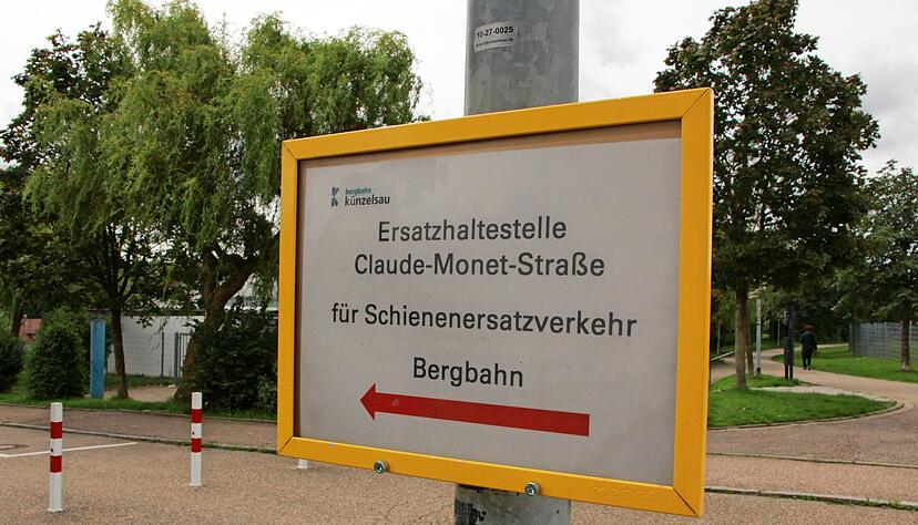 Schilder weisen den Weg von der Bergbahn-Station auf den Tal&auml;ckern in Richtung Ersatzhaltestelle. Doch der Busverkehr lief nicht so wie geplant.
Foto: Ludwig