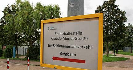Schilder weisen den Weg von der Bergbahn-Station auf den Taläckern in Richtung Ersatzhaltestelle. Doch der Busverkehr lief nicht so wie geplant.
Foto: Ludwig Schilder weisen den Weg von der Bergbahn-Station auf den Taläckern in Richtung Ersatzhaltestelle. Doch der Busverkehr lief nicht so wie geplant.
Foto: Ludwig