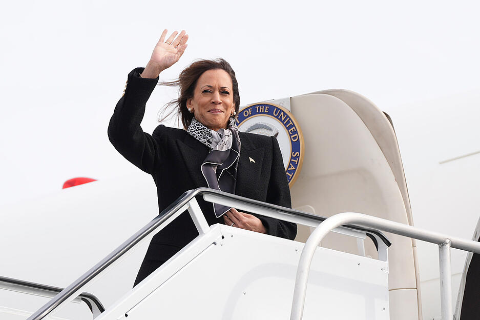 04.11.2024, USA, Detroit: Die demokratische Präsidentschaftskandidatin Kamala Harris winkt von der Air Force Two, als sie auf dem Flughafen Detroit Metropolitan Wayne County nach Pennsylvania abfliegt.