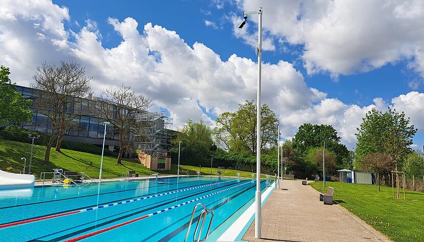Sechs wei&szlig;e S&auml;ulen stehen am Beckenrand des Schwimmerbeckens. Dort sind die Kameras des Erkennungssystems angebracht.