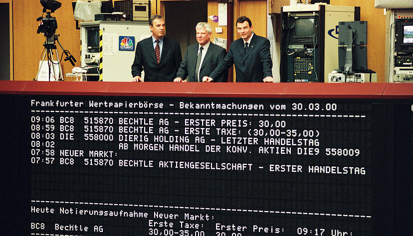 Ralf Klenk und Gerhard Schick (v. r.) im Augenblick der ersten Kursnotierung der Bechtle-Aktie.