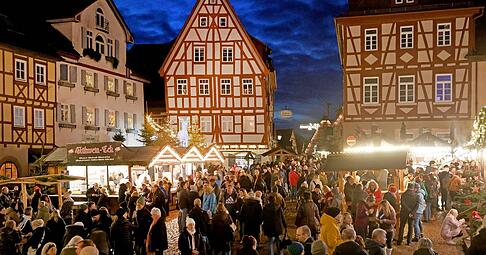 Fachwerk und Budenzauber: Der Altdeutsche Weihnachtsmarkt in Bad Wimpfen hat am Wochenende zahlreiche Besucher empfangen. Die Altstadt ist kürzlich erst zur schönsten Deutschlands gekürt worden.
Foto: Ralf Seidel Fachwerk und Budenzauber: Der Altdeutsche Weihnachtsmarkt in Bad Wimpfen hat am Wochenende zahlreiche Besucher empfangen. Die Altstadt ist kürzlich erst zur schönsten Deutschlands gekürt worden.
Foto: Ralf Seidel
