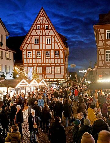 Fachwerk und Budenzauber: Der Altdeutsche Weihnachtsmarkt in Bad Wimpfen hat am Wochenende zahlreiche Besucher empfangen. Die Altstadt ist kürzlich erst zur schönsten Deutschlands gekürt worden.
Foto: Ralf Seidel