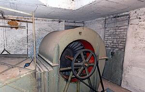 Über einen Ventilator wird Warmluft in Schächte geblasen, durch die das Gotteshaus geheizt wird. Über einen Ventilator wird Warmluft in Schächte geblasen, durch die das Gotteshaus geheizt wird.