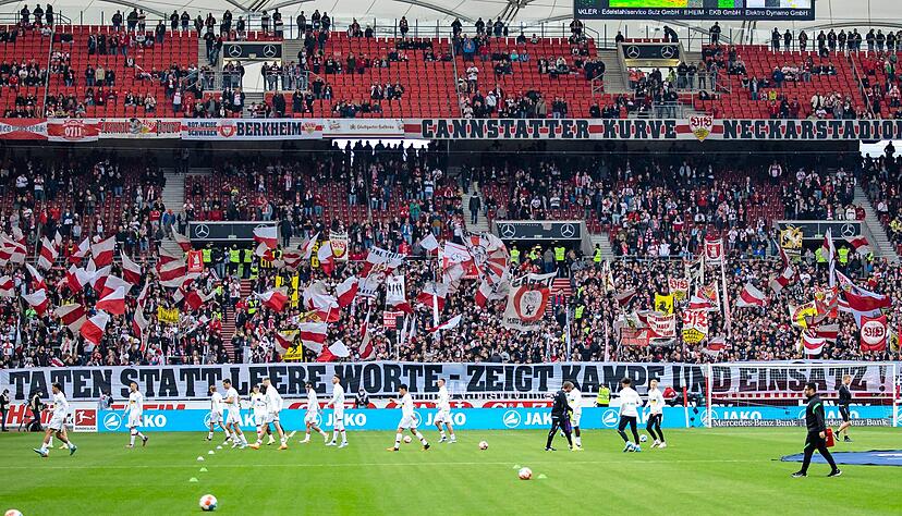 Beim Aufwärmen vor dem Spiel hatten die Profis des VfB Stuttgart genau im Blick, was die Ultra-Fans in der Cannstatter Kurve von ihnen verlangten.
Foto: dpa Beim Aufwärmen vor dem Spiel hatten die Profis des VfB Stuttgart genau im Blick, was die Ultra-Fans in der Cannstatter Kurve von ihnen verlangten.
Foto: dpa