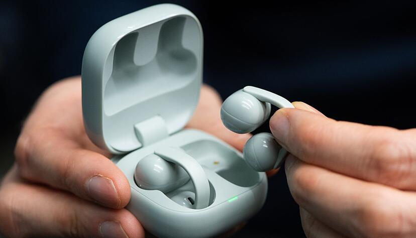 Die LinkBuds Clip klippsen sich magnetisch fest in ihr Geh&auml;use, alle Teile sind gut erreichbar und lassen sich auch gut reinigen.