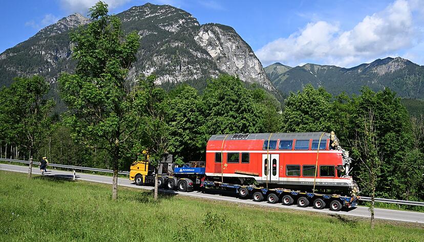 Ein Sattelschlepper transpotiert einen Teil des auseinandergeschnittenen Waggons ab. Ein Sattelschlepper transpotiert einen Teil des auseinandergeschnittenen Waggons ab.