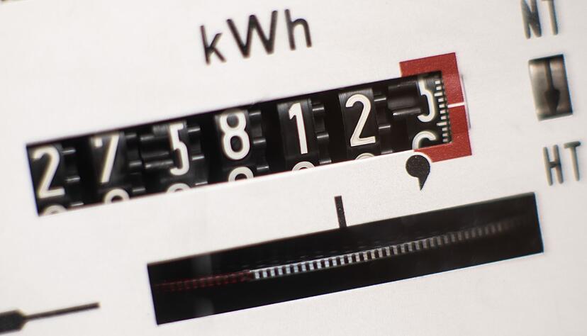 Ein Stromzähler dreht sich. Viele Stromversorger erhöhen Preise. Ein Stromzähler dreht sich. Viele Stromversorger erhöhen Preise.