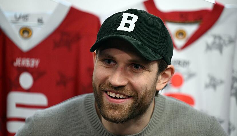 Leon Draisaitl ist als bester Spieler der NHL mit einem ESPY Award ausgezeichnet worden. Leon Draisaitl ist als bester Spieler der NHL mit einem ESPY Award ausgezeichnet worden.