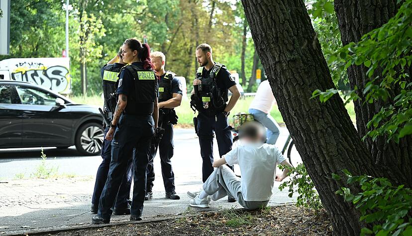 Polizisten stehen an der Unfallstelle. Polizisten stehen an der Unfallstelle.