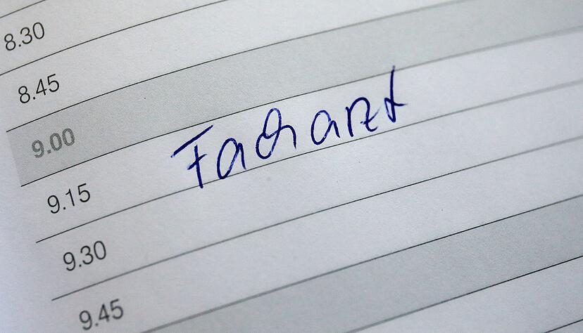 Wer in Deutschland einen Facharzttermin braucht, muss h&auml;ufig viel Geduld haben. (Symbolfoto)