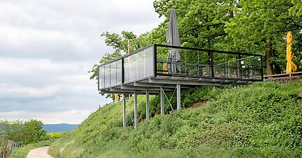 Neben dem beliebten Biergarten der Waldschenke "Hörnle" ist eine Aussichtsplattform entstanden − genehmigt ist sie noch nicht.
Foto: Andreas Veigel