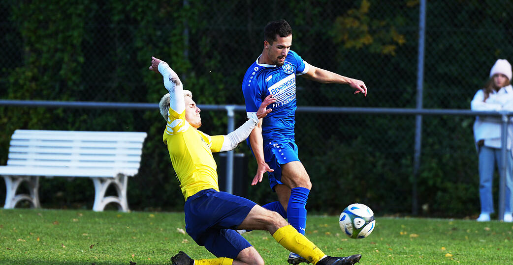 David Reitarow (rechts) von der SG Kirchardt ist nach seiner Roten Karte gegen den VfB St. Leon f&uuml;r mindestens ein Spiel gesperrt.