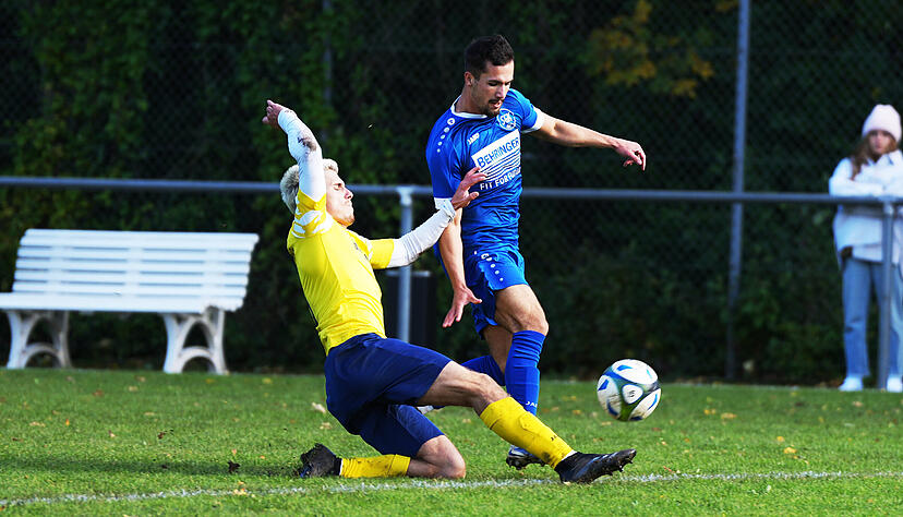 David Reitarow (rechts) von der SG Kirchardt ist nach seiner Roten Karte gegen den VfB St. Leon f&uuml;r mindestens ein Spiel gesperrt.