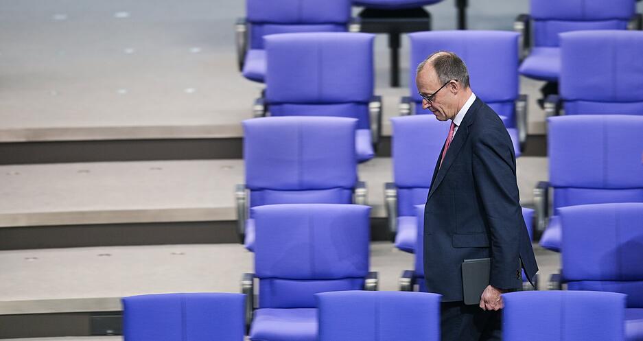 Friedrich Merz vor den leeren Rängen des Bundestags. Die Sitzung wurde auf Bitten der Unionsfraktion unterbrochen.