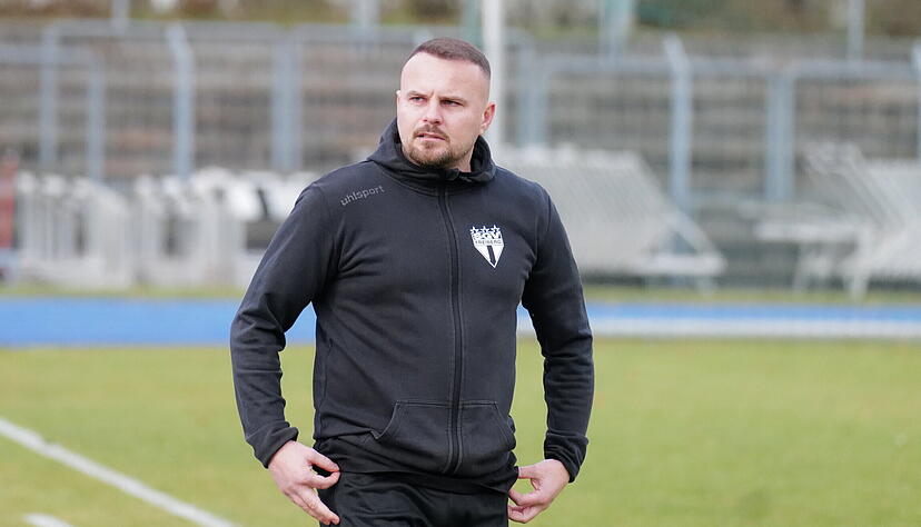Der SGV Freiberg um Trainer Kushtrim Lushtaku verlor beim FC Homburg und b&uuml;&szlig;te die Tabellenspitze der Regionalliga ein.