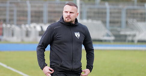 Der SGV Freiberg um Trainer Kushtrim Lushtaku verlor beim FC Homburg und b&uuml;&szlig;te die Tabellenspitze der Regionalliga ein.