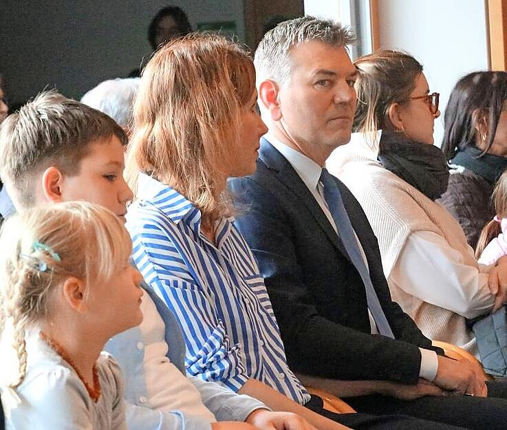 Die Anspannung des Siegers: Ian Schölzel vor seiner Bewerbungsrede. Er hält die Hand seiner Frau Martina.