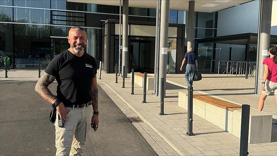 Security-Mann Erkan Kocak stellt sicher, dass alle Regeln eingehalten werden.