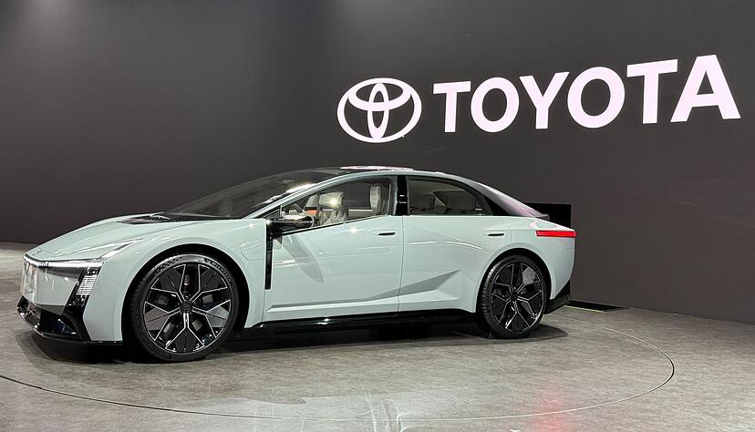 Ein flaches, kantiges Design zeichnet die Design-Studie Toyota Corolla aus. Ein flaches, kantiges Design zeichnet die Design-Studie Toyota Corolla aus.