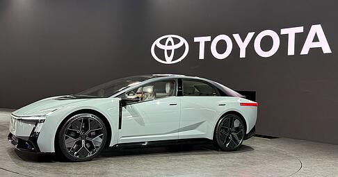 Ein flaches, kantiges Design zeichnet die Design-Studie Toyota Corolla aus. Ein flaches, kantiges Design zeichnet die Design-Studie Toyota Corolla aus.