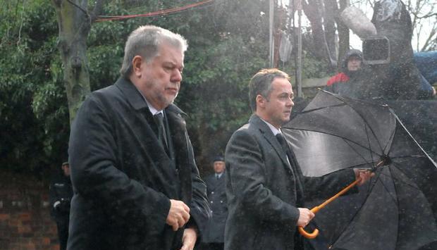 Der Ministerpräsident von Rheinland-Pfalz, Kurt Beck (SPD, l), eilt durch den Regen zur Trauerfeier für Peter Struck (SPD) in die Sankt Marienkirche. Foto: Philipp Schulze Der Ministerpräsident von Rheinland-Pfalz, Kurt Beck (SPD, l), eilt durch den Regen zur Trauerfeier für Peter Struck (SPD) in die Sankt Marienkirche. Foto: Philipp Schulze