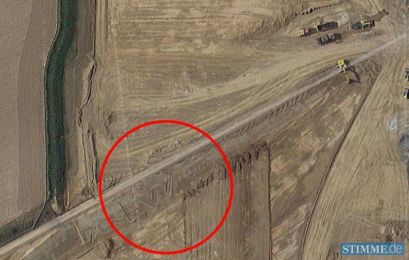 Hier haben sich Bauarbeiter auf einer Baustelle in den Böllinger Höfen (Heilbronn) einen Spaß erlaubt: Zu erkennen sind das Audi-Logo - die vier Ringe - sowie die Abkürzung "LW", was wahrscheinlich für die Firma Leonhard Weiss steht.