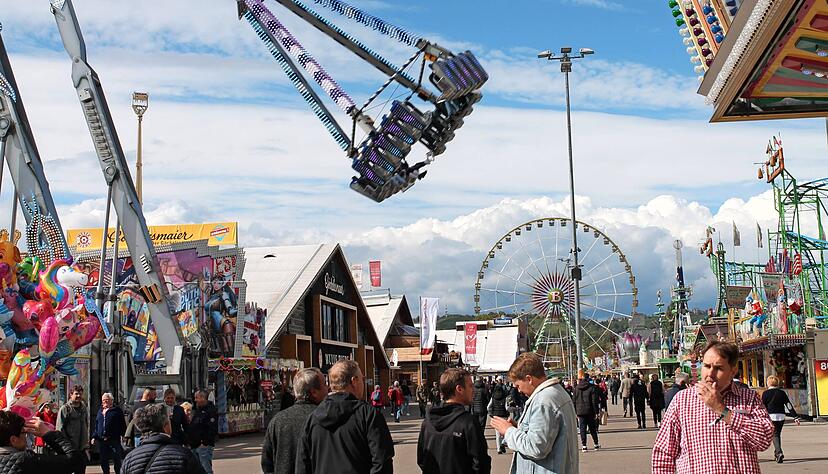 Festzelte, wilde Fahrgeschäfte und jede Menge Leckereien warten auf die Besucher des Cannstatter Volksfestes. Die Veranstaltung hat vor der Corona-Pause jährlich immer mehr als drei Millionen Menschen angelockt. Festzelte, wilde Fahrgeschäfte und jede Menge Leckereien warten auf die Besucher des Cannstatter Volksfestes. Die Veranstaltung hat vor der Corona-Pause jährlich immer mehr als drei Millionen Menschen angelockt.