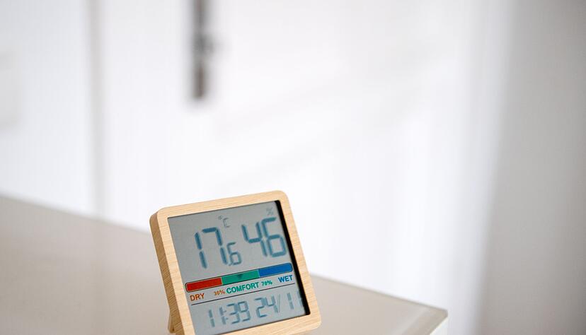 Mit einem Hygrometer lässt sich die Luftfeuchtigkeit messen. Vor Wänden und Co. sollte sie nicht zu lange über 50 Prozent liegen. Mit einem Hygrometer lässt sich die Luftfeuchtigkeit messen. Vor Wänden und Co. sollte sie nicht zu lange über 50 Prozent liegen.