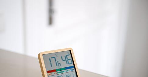 Mit einem Hygrometer lässt sich die Luftfeuchtigkeit messen. Vor Wänden und Co. sollte sie nicht zu lange über 50 Prozent liegen.