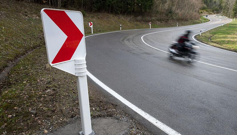 In einer Kurve verlor die 70-j&auml;hrige Fahrerin des Motorrads die Kontrolle. (Symbolbild)