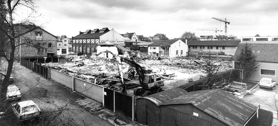 April 1985: Abbrucharbeiten auf dem früheren Gelände der Heilbronner Maschinenfabrik beginnen. Das Gebäude im Hintergrund (Mitte) wird zum Jugendzentrum umfunktioniert. April 1985: Abbrucharbeiten auf dem früheren Gelände der Heilbronner Maschinenfabrik beginnen. Das Gebäude im Hintergrund (Mitte) wird zum Jugendzentrum umfunktioniert.