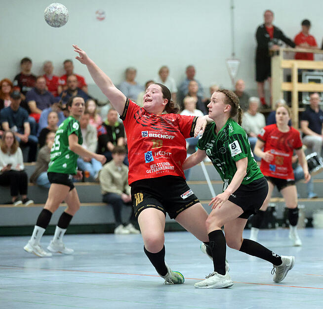 Handball 3. Liga Frauen, SG Schozach-Bottwartal gegen TSG Friesenheim, Carlotta Hees (beim Wurf) und Rebecca Brecht (TSG).