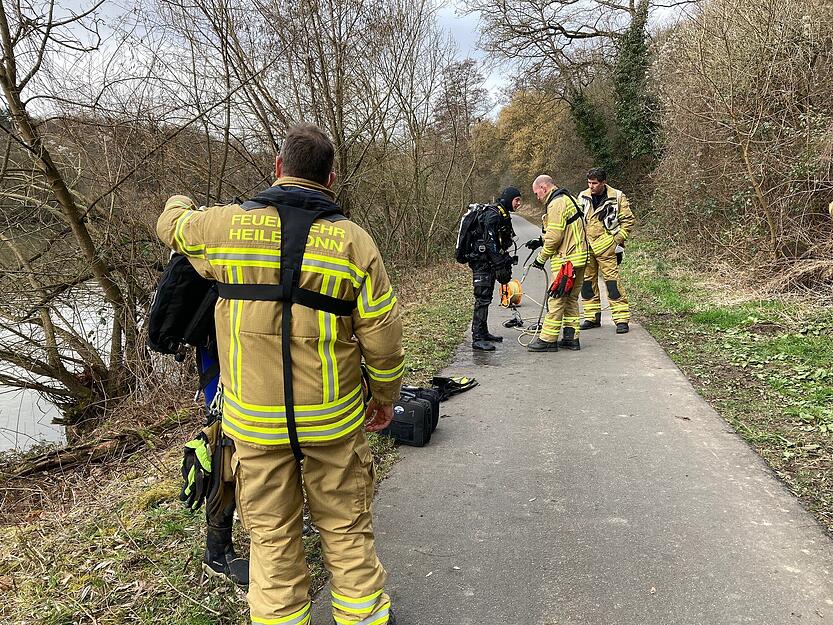 Am nächsten Tag suchten Spezialkräfte nach dem Auto im Neckar. Am nächsten Tag suchten Spezialkräfte nach dem Auto im Neckar.