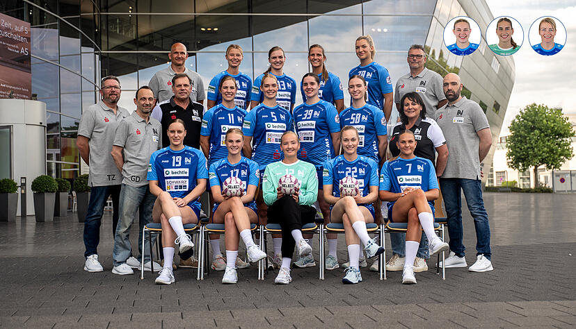 Der Bundesliga-Kader der Sport-Union Neckarsulm 2025/2026:
Obere Reihe (v.l.n.r.): Mike Vogelgesang (Mannschaftsverantwortlicher), Kamila Kordovská, Alicia Soffel, Munia Smits, Paulina Uścinowicz, Oliver Rieth (Torhüterinnen-Trainer). Mittlere Reihe (v.l.n.r.): Thomas Zeitz (Trainer), Gernot Drossel (Co-Trainer), Dr. Boris Brand (Mannschaftsarzt), Annefleur Bruggeman, Kim Hinkelmann, Merle Albers, Lilli Holste, Jutta Perger (Betreuerin), Nikolay Popovski (Physiotherapeut). Vordere Reihe (v.l.n.r.): Iva van der Linden, Lynn Holtman, Johanna Fossum, Meret Ossenkopp, Angunn Gudmestad. Eingeklinkt (v.l.n.r.): Alessia Riner, Lena Ivancok, Antje Döll. Der Bundesliga-Kader der Sport-Union Neckarsulm 2025/2026:
Obere Reihe (v.l.n.r.): Mike Vogelgesang (Mannschaftsverantwortlicher), Kamila Kordovská, Alicia Soffel, Munia Smits, Paulina Uścinowicz, Oliver Rieth (Torhüterinnen-Trainer). Mittlere Reihe (v.l.n.r.): Thomas Zeitz (Trainer), Gernot Drossel (Co-Trainer), Dr. Boris Brand (Mannschaftsarzt), Annefleur Bruggeman, Kim Hinkelmann, Merle Albers, Lilli Holste, Jutta Perger (Betreuerin), Nikolay Popovski (Physiotherapeut). Vordere Reihe (v.l.n.r.): Iva van der Linden, Lynn Holtman, Johanna Fossum, Meret Ossenkopp, Angunn Gudmestad. Eingeklinkt (v.l.n.r.): Alessia Riner, Lena Ivancok, Antje Döll.