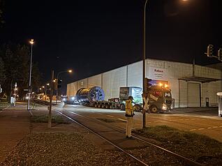 In Heilbronn startet der Schwertransport mit Ziel Ahorndorf – Millimeterarbeit auf der Straße. Um aus dem Lager herauszufahren, muss der Schwertransport rückwärts herausrangieren. Auf der Straße ist kein Platz zum Wenden und Einschlagen. In Heilbronn startet der Schwertransport mit Ziel Ahorndorf – Millimeterarbeit auf der Straße. Um aus dem Lager herauszufahren, muss der Schwertransport rückwärts herausrangieren. Auf der Straße ist kein Platz zum Wenden und Einschlagen.