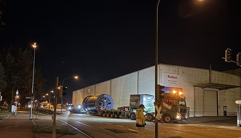 In Heilbronn startet der Schwertransport mit Ziel Ahorndorf – Millimeterarbeit auf der Straße. Um aus dem Lager herauszufahren, muss der Schwertransport rückwärts herausrangieren. Auf der Straße ist kein Platz zum Wenden und Einschlagen. In Heilbronn startet der Schwertransport mit Ziel Ahorndorf – Millimeterarbeit auf der Straße. Um aus dem Lager herauszufahren, muss der Schwertransport rückwärts herausrangieren. Auf der Straße ist kein Platz zum Wenden und Einschlagen.