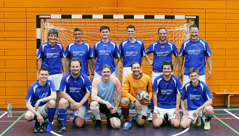 Für die Farben Blau und Weiß: Die Betriebsmannschaft der Stimme-Mediengruppe zeigte eine respektable Leistung gegen die Häftlinge der JVA. Für die Farben Blau und Weiß: Die Betriebsmannschaft der Stimme-Mediengruppe zeigte eine respektable Leistung gegen die Häftlinge der JVA.