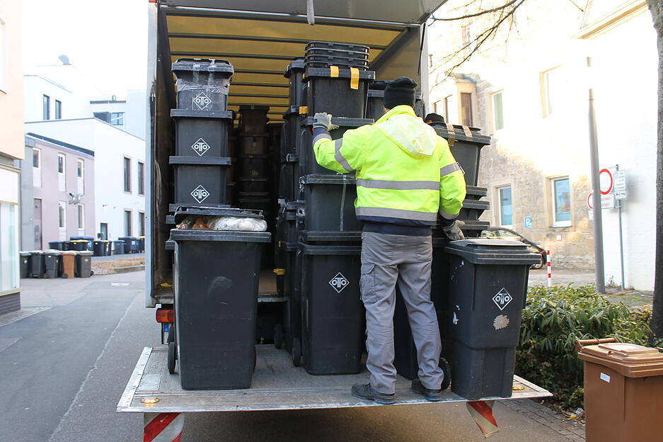 Teams des Entsorgungsbetriebs Prezero sammeln alte M&uuml;lltonnen im Heilbronner Stadtgebiet ein.
