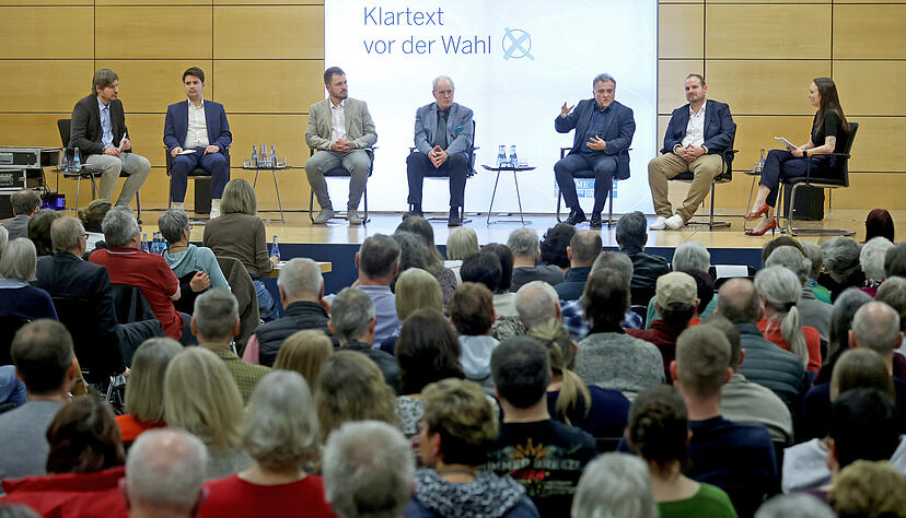 Die Stimme-Redakteure Ranjo Doering (links) und Elfi Hofmann fühlten den Bürgermeister-Kandidaten Marlon Schnur (von links), David Janz, Dirk Hansen, Tanino Bellanca und Jonas Egner auf den Zahn. Die Stimme-Redakteure Ranjo Doering (links) und Elfi Hofmann fühlten den Bürgermeister-Kandidaten Marlon Schnur (von links), David Janz, Dirk Hansen, Tanino Bellanca und Jonas Egner auf den Zahn.