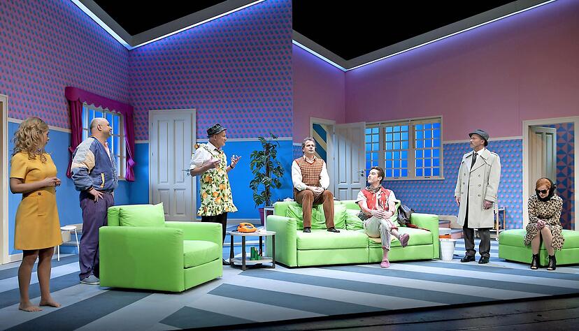 Viel Premierenapplaus für "Taxi Taxi": Judith Lilly Raab (links), Tobias D. Weber Stefan Eichberg, Nils Brück, Hannes Rittig, Frank Lienert-Mondanelli, Sabine Unger.
Foto: Theater Heilbronn Viel Premierenapplaus für "Taxi Taxi": Judith Lilly Raab (links), Tobias D. Weber Stefan Eichberg, Nils Brück, Hannes Rittig, Frank Lienert-Mondanelli, Sabine Unger.
Foto: Theater Heilbronn