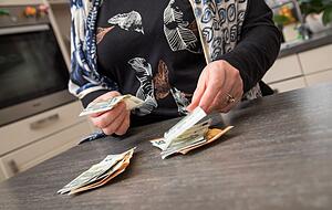 Wer Geld spart und anlegt, muss im Alter nicht jeden Cent zweimal umdrehen.