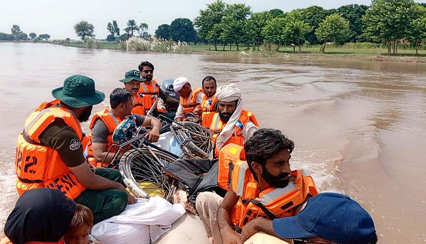Sintflutartige Regenfälle haben 2.000 Dörfer in Punjab überschwemmt. Sintflutartige Regenfälle haben 2.000 Dörfer in Punjab überschwemmt.