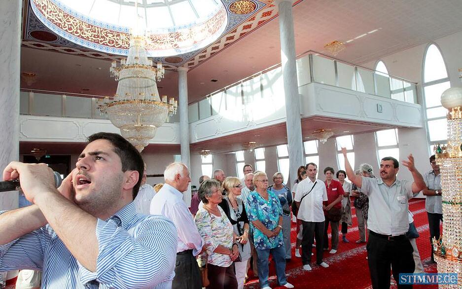 Imam Cemal Ünver ruft in Neckarsulm auf Arabisch zum Gebet. Yilmaz Kocak (hinten rechts) übersetzt für die Besucher des Heilbronner Stimme Lesersommers im August 2013. Imam Cemal Ünver ruft in Neckarsulm auf Arabisch zum Gebet. Yilmaz Kocak (hinten rechts) übersetzt für die Besucher des Heilbronner Stimme Lesersommers im August 2013.