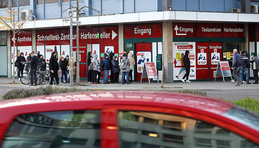 Erster Abend der Ausgangssperre für Ungeimpfte in Heilbronn. Andrang an einer Corona-Teststation an der Allee.