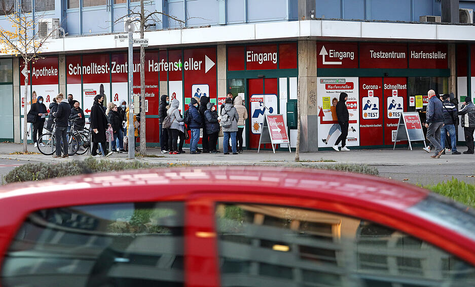 Erster Abend der Ausgangssperre für Ungeimpfte in Heilbronn. Andrang an einer Corona-Teststation an der Allee.