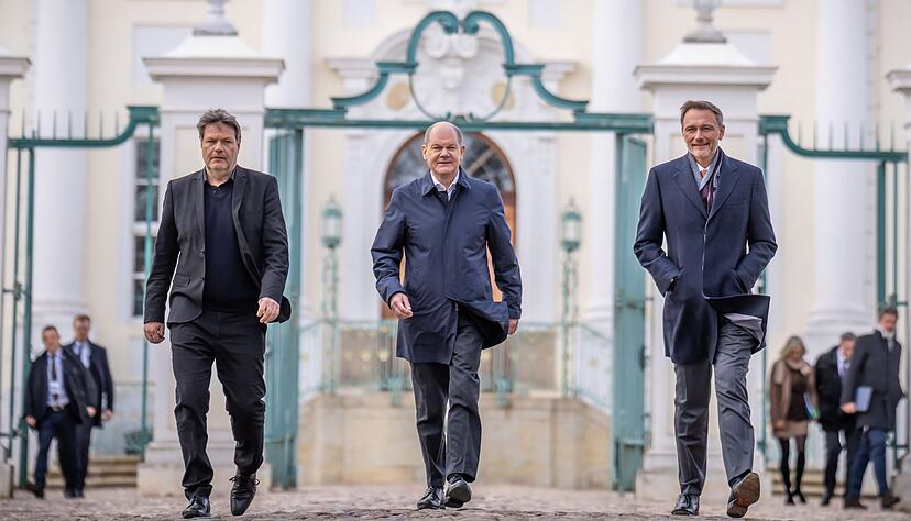 Robert Habeck (Grüne, von links), Olaf Scholz (SPD) und Christian Lindner (FDP): Bei den Landtagswahlen in Bayern und Hessen ist die Ampel-Koalition abgestraft worden.