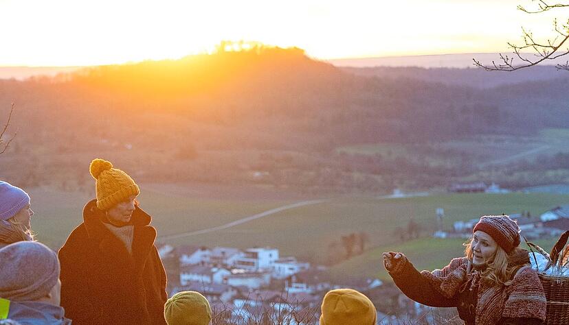Der Sonnenuntergang bietet die perfekte Kulisse, während die Teilnehmer der Märchenwanderung von Stefanie Keller mit den Bräuchen rund um die Raunächte vertraut gemacht werden.
Fotos: Mario Berger Der Sonnenuntergang bietet die perfekte Kulisse, während die Teilnehmer der Märchenwanderung von Stefanie Keller mit den Bräuchen rund um die Raunächte vertraut gemacht werden.
Fotos: Mario Berger